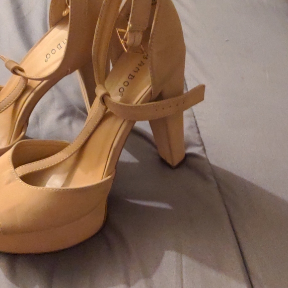 Shoed - Picture 2 of 3